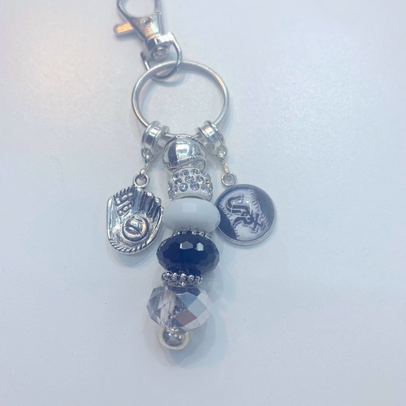 Super Cute Chicago White Sox purse pull/keychain - Picture 2 of 4